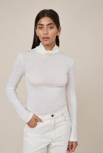 01 Turtleneck in White