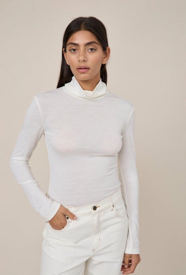 01 Turtleneck in White