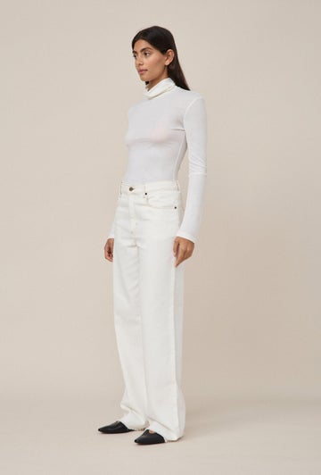 01 Turtleneck in White
