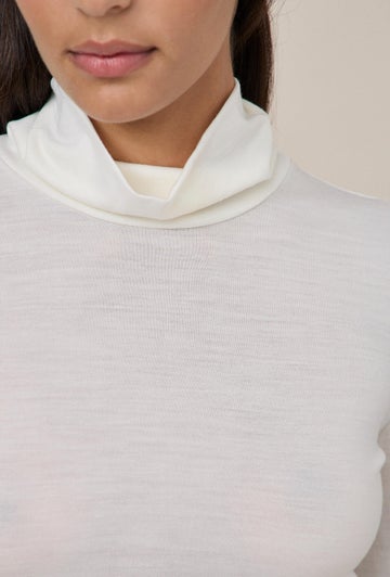 01 Turtleneck in White