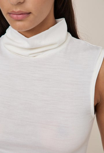 01 Turtleneck Singlet in White